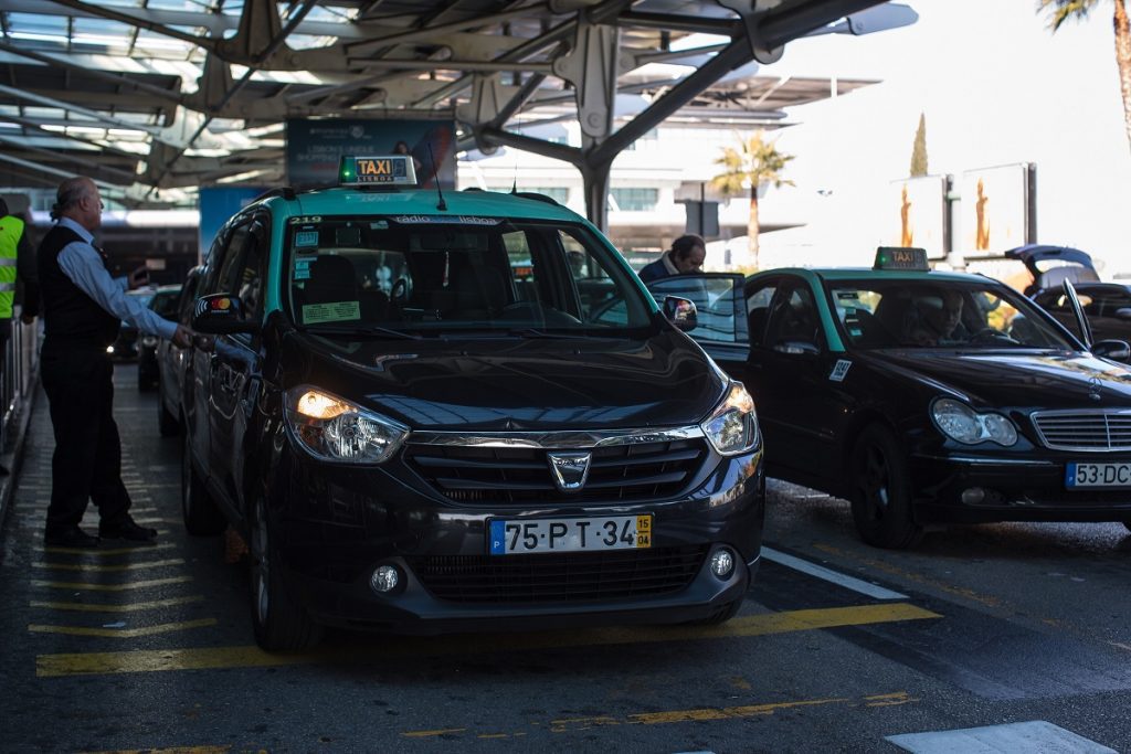Black taxis lined up at Lisbon Airport. Taking a taxi from Lisbon Airport to Sintra offers a convenient and seamless way to reach your destination.