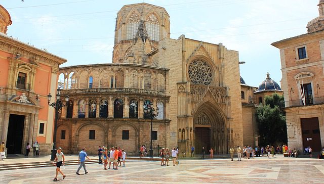 Street view of the Valencia Cathedral.