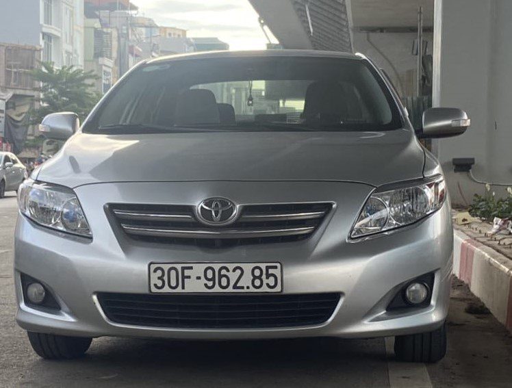 Ho Chi Minh Airport taxi (sedan) Front view of a silver Ho Chi Minh Airport taxi (sedan)