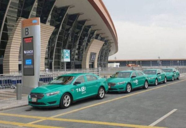 Madinah taxi Line of green taxis ready for passengers in Madinah, Saudi Arabia.