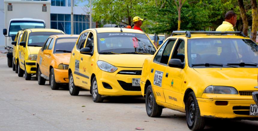 Barranquilla taxi Yellow Barranquilla taxis lined up on the road.