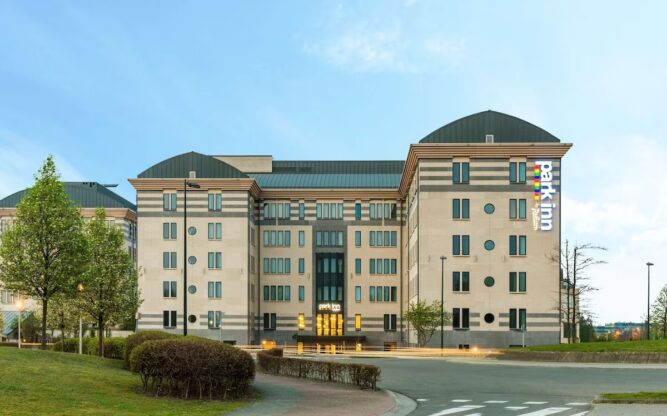 Front view of the beige Park Inn by Radisson Brussels Airport Hotel